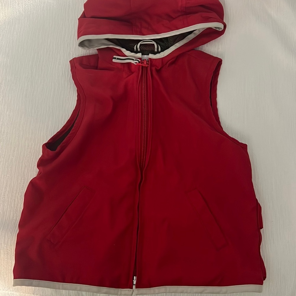 4/$15 Gap red unisex 18m  vest with back pockets